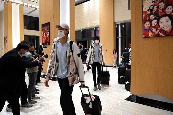 在剧照中，杰米·李·柯蒂斯所扮演的劳瑞看上去神情疲惫，似乎遭遇了重大的劫数。